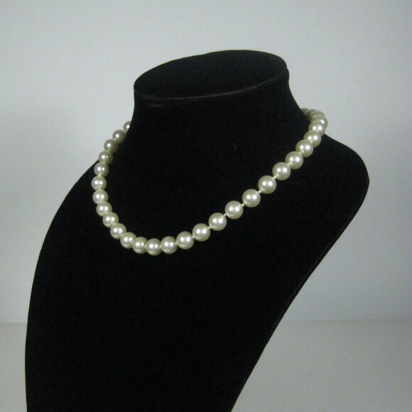 Vintage Imitation Pearl Necklace Ornate Gold Tone Clasp 18 inch - Picture 6 of 9